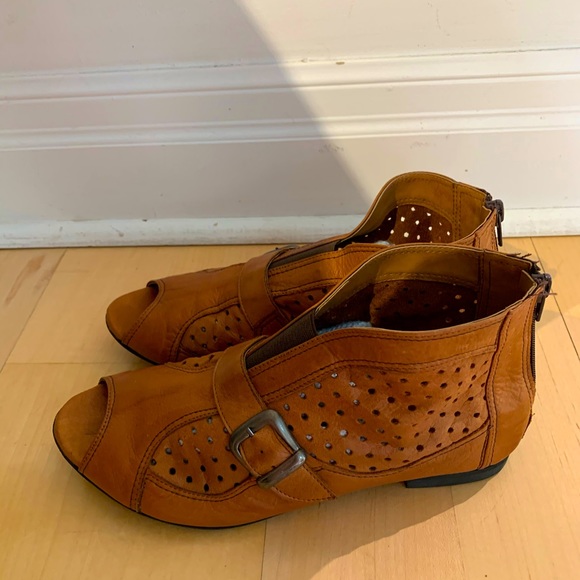 Brown leather shoes with zip on the back - Picture 2 of 2